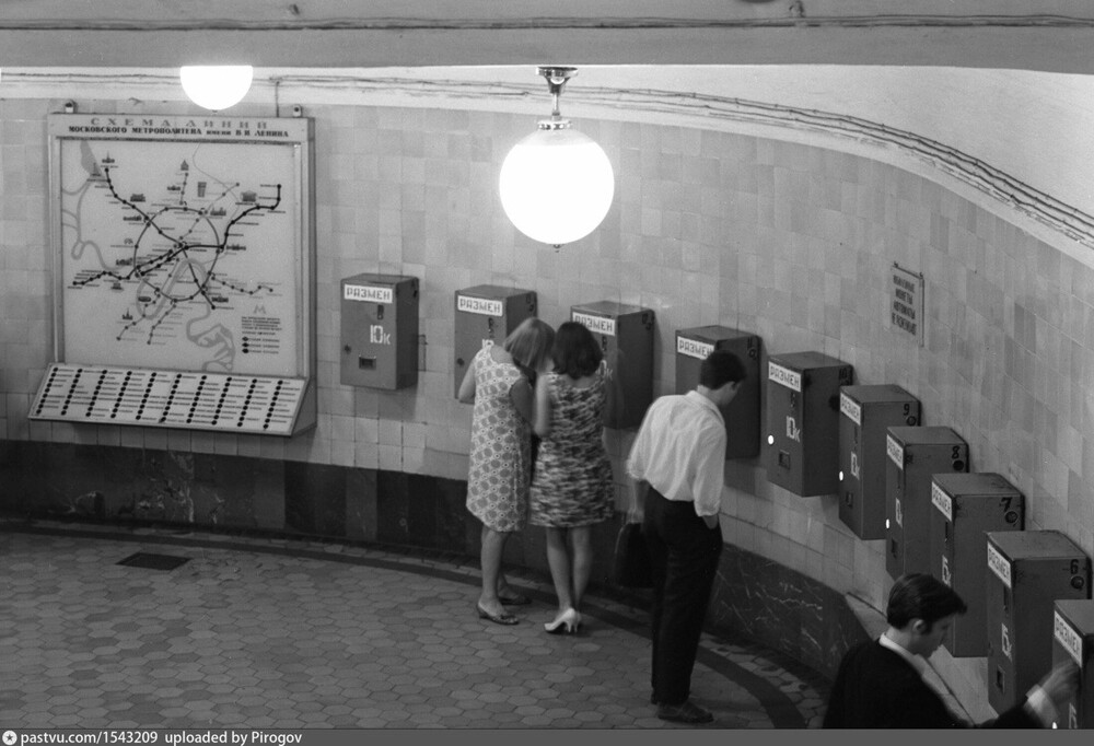Разменные автоматы в вестибюле станции метро "Красносельская".