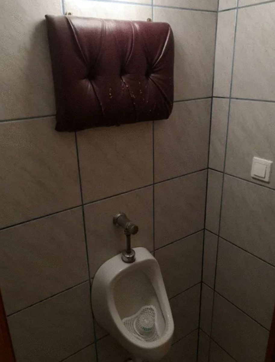 В венгерском баре установлена подушка, на которую опираются выпившие посетители