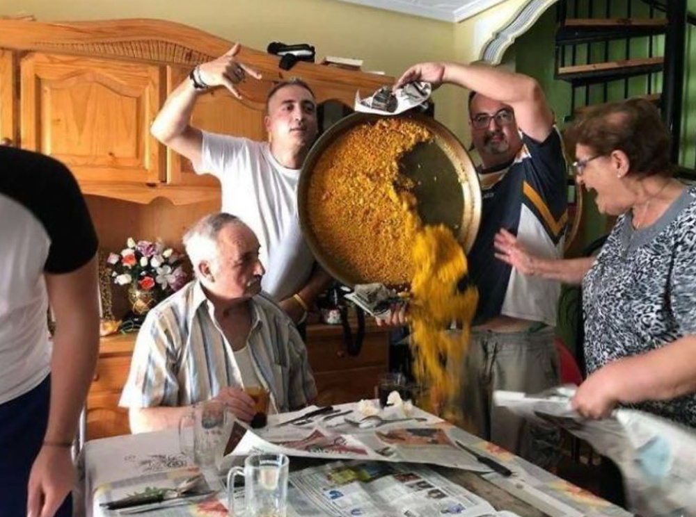 Когда делают фотографию на фоне полной сковороды с едой