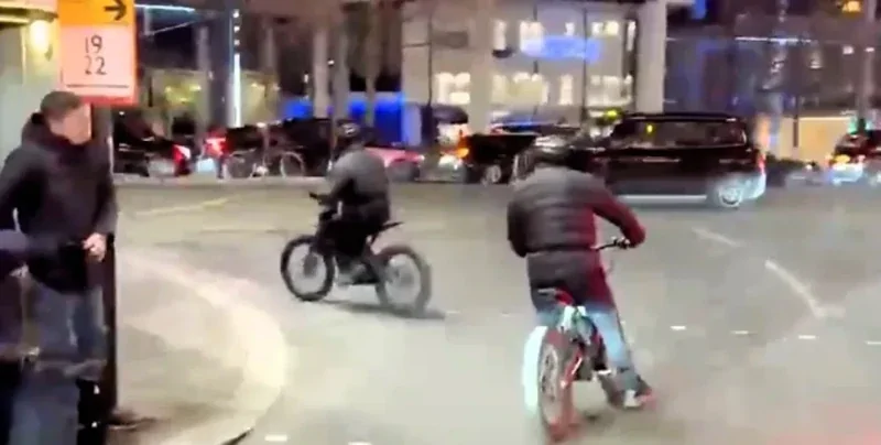 Вырвали прямо из рук: воры на байках нагло обокрали мужчину при десятках свидетелей