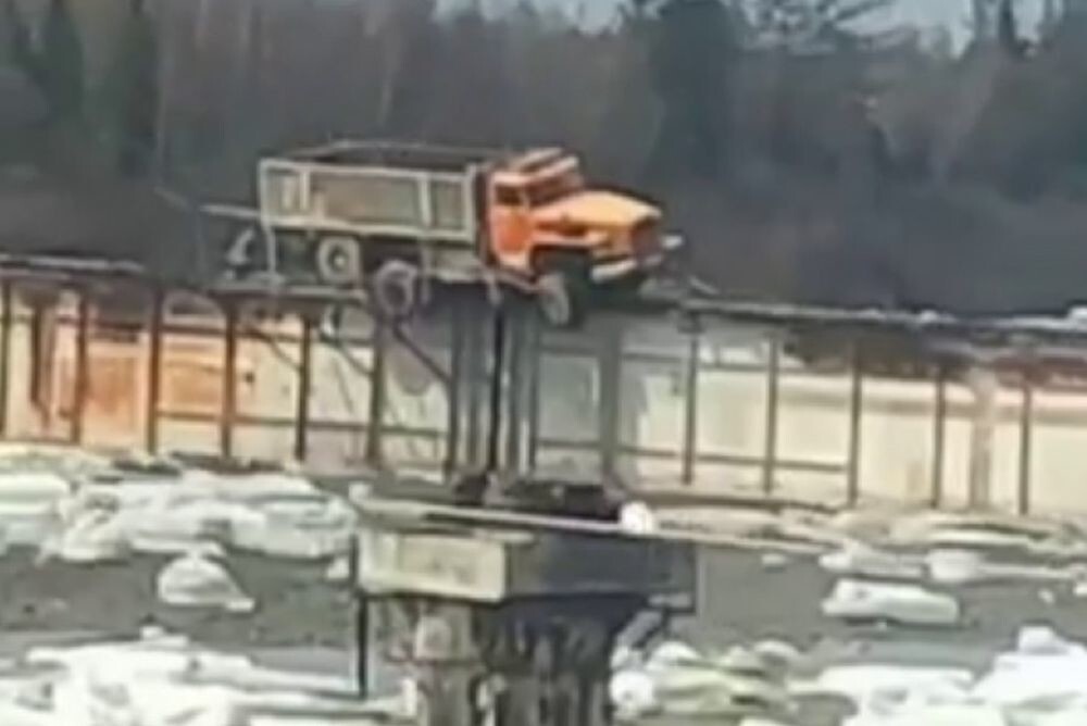 В Бурятии грузовик повис на неэксплуатируемом мосту