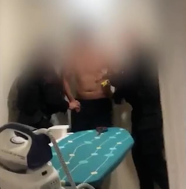 В Англии полуголый мужчина залез через окно в дом и стал угрожать женщине