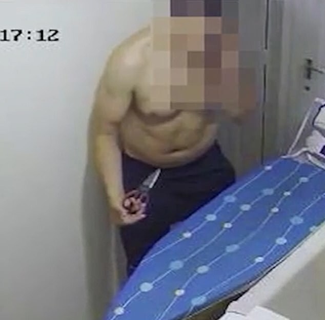 В Англии полуголый мужчина залез через окно в дом и стал угрожать женщине