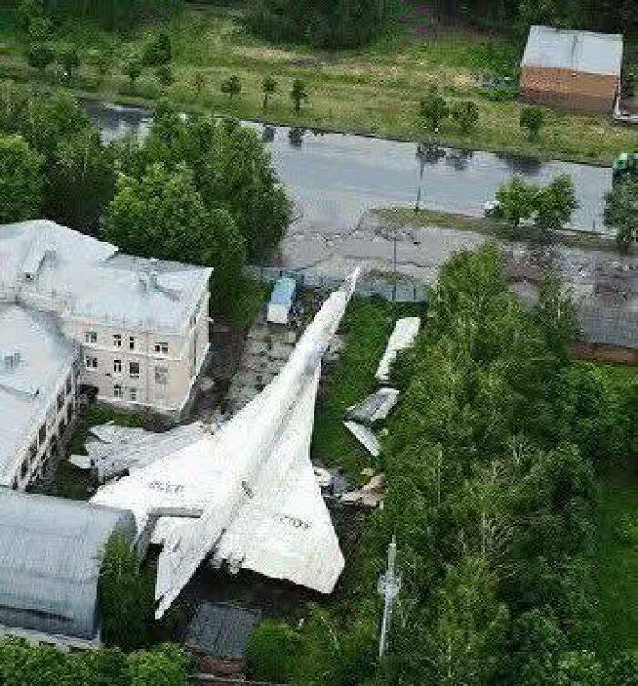20. Ту-144 во дворе