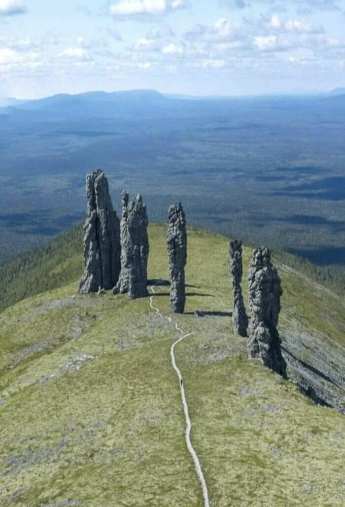 8. Геологический памятник Маньпупунёр в Республике Коми, Россия