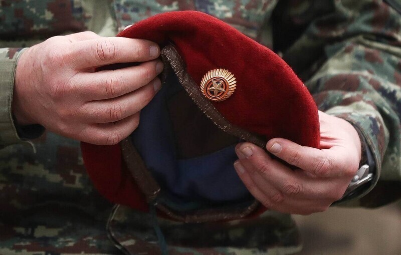 "Подобно прислуге бежит за авто": в соцсетях раскритиковали экс-депутата Баранова, спешившего поприветствовать Адама Кадырова