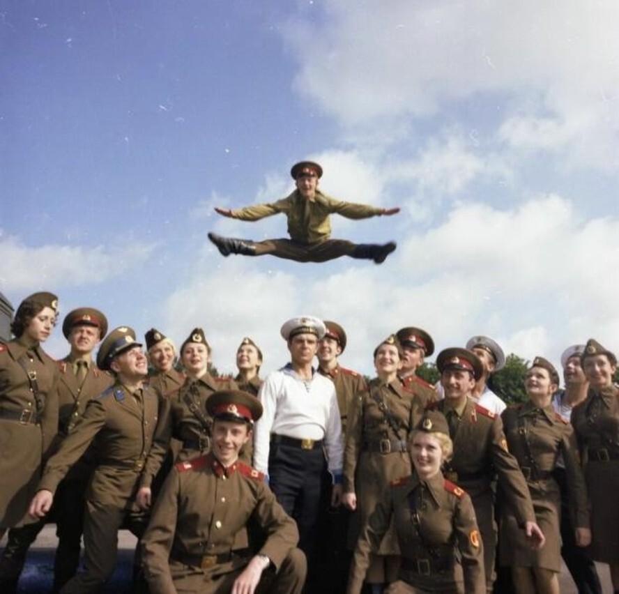 Ансамбль песни и пляски Прибалтийского военного округа. Август 1980 года. Автор: Семен Мишин-Моргенштерн. Латвийская ССР, Рига.