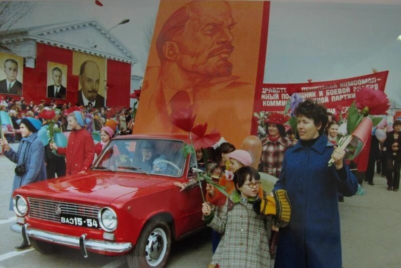 На первомайской демонстрации. 1 мая 1981 года. Автор: Всеволод Тарасевич. Куйбышевская область, Тольятти.