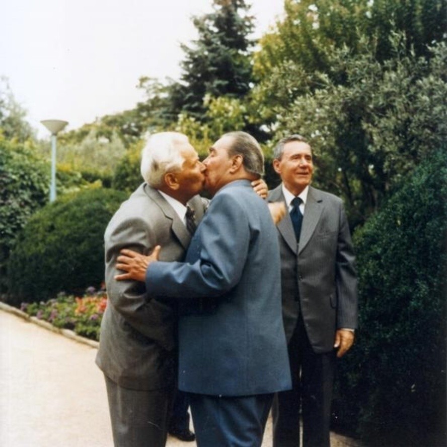 Константин Черненко, Леонид Брежнев, Андрей Громыко. 1980 год. Автор: Владимир Мусаэльян. Крымская область, пгт. Ореанда.