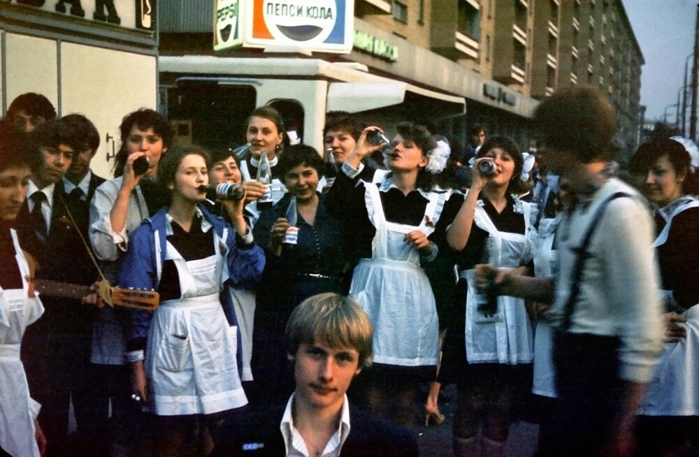Празднование последнего звонка в Москве. 25 мая 1981 года. Автор: Иван Второв.