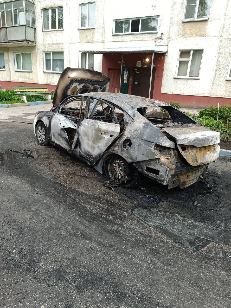 Автомобиль такси взорвался, проезжая мимо подъезда