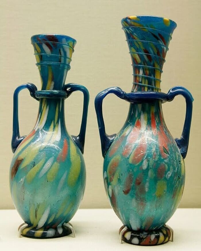 28. Пара стеклянных амфорисков, Рим, II век н.э.