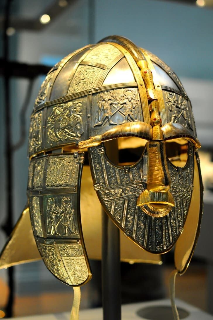 8. Церемониальный шлем VII века, украшенный сложными узорами