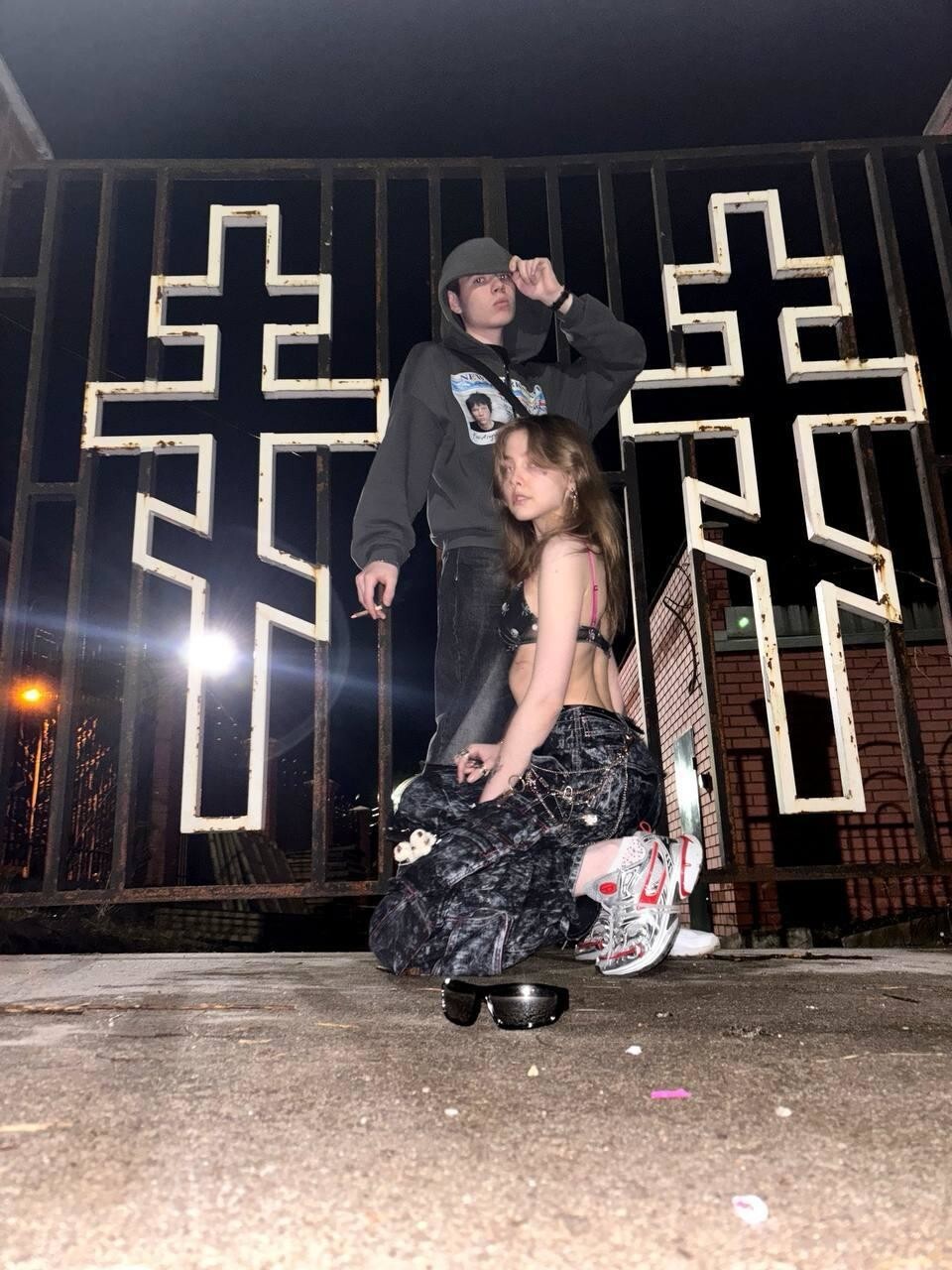 В Перми девушка устроила полуголую фотосессию на фоне православных крестов
