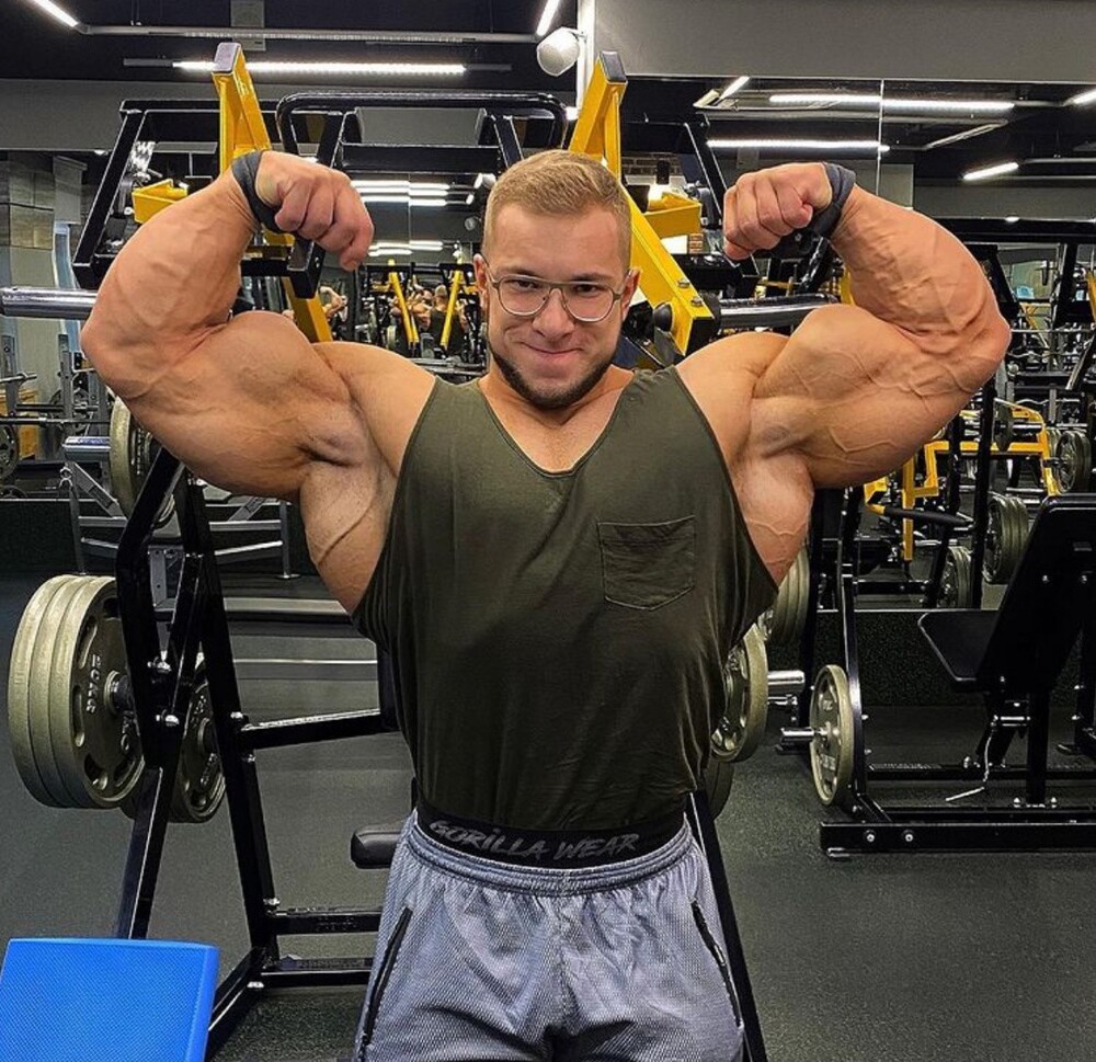 24-летний паренек. Виталий Угольников решил растить и растить мускулы!
