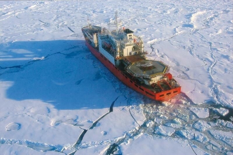 Научно-экспедиционное судно «Академик Федоров» (ААНИИ) выполняет научные исследования в Арктике. 1980-е.