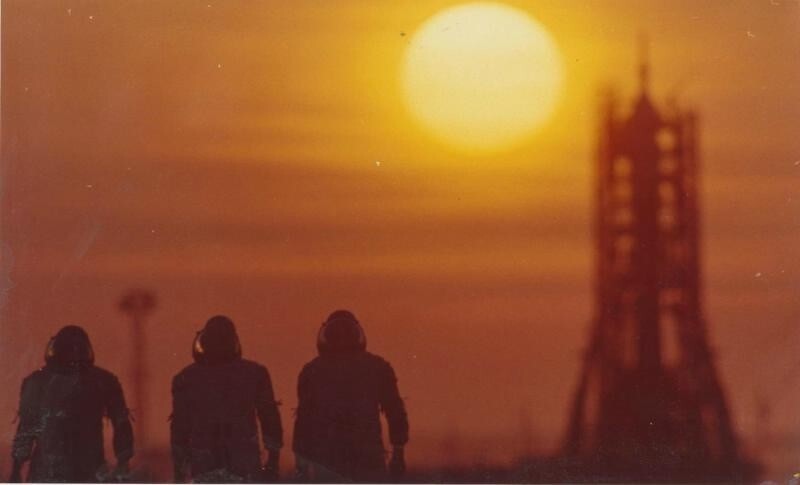 На работу в космос. 1983 год. Автор: Альберт Пушкарев.  Байконур.