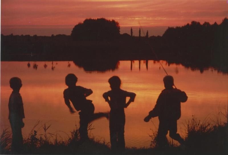 На закате. 1980-е. Автор: Валерий Шустов.