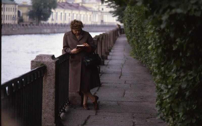 Женщина с книгой на набережной. 1980-е. Автор: Всеволод Тарасевич. Ленинград