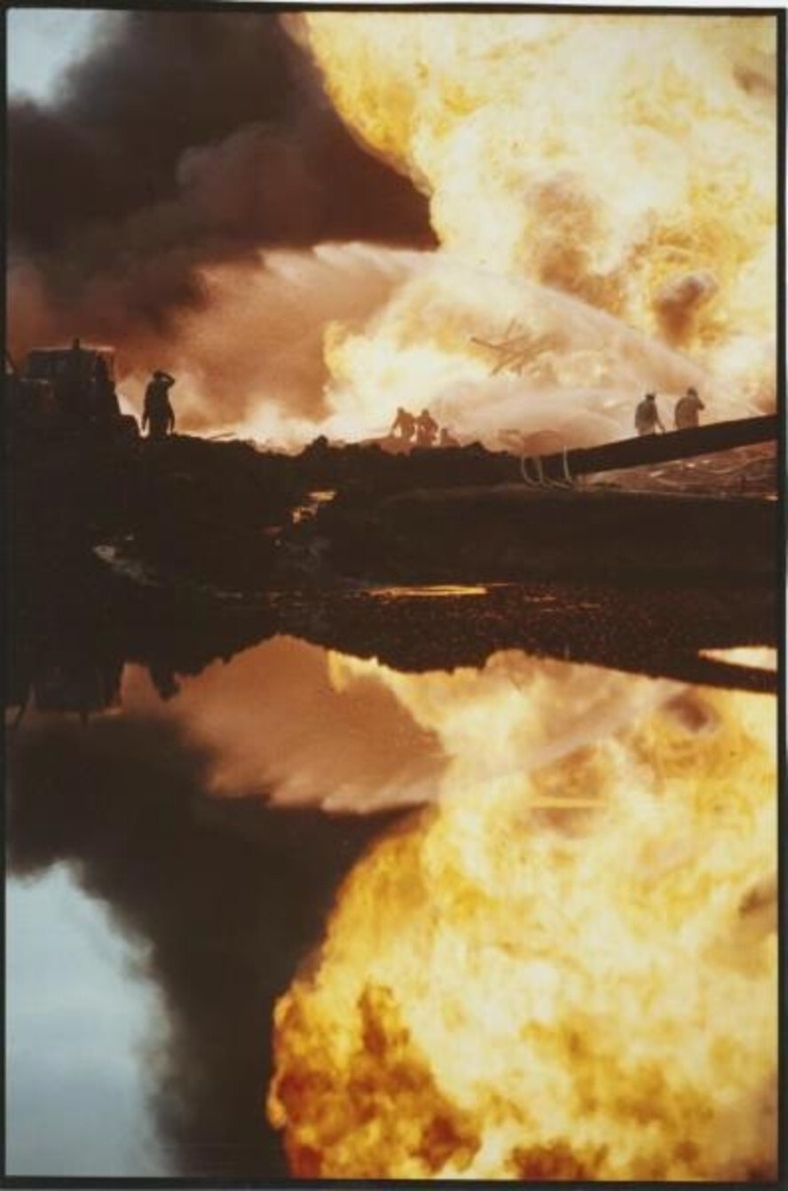 Из серии «Пожар на Каспии». 1980-е. Автор: Валерий Шустов.