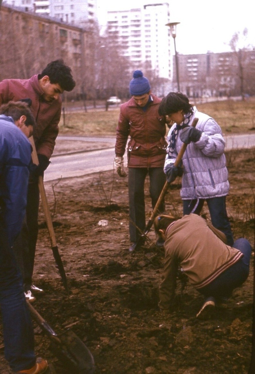 Студенты биофака МГУ на субботнике около общежития ДАС. Сентябрь 1984 года. Автор: Марина Воронина. Москва.