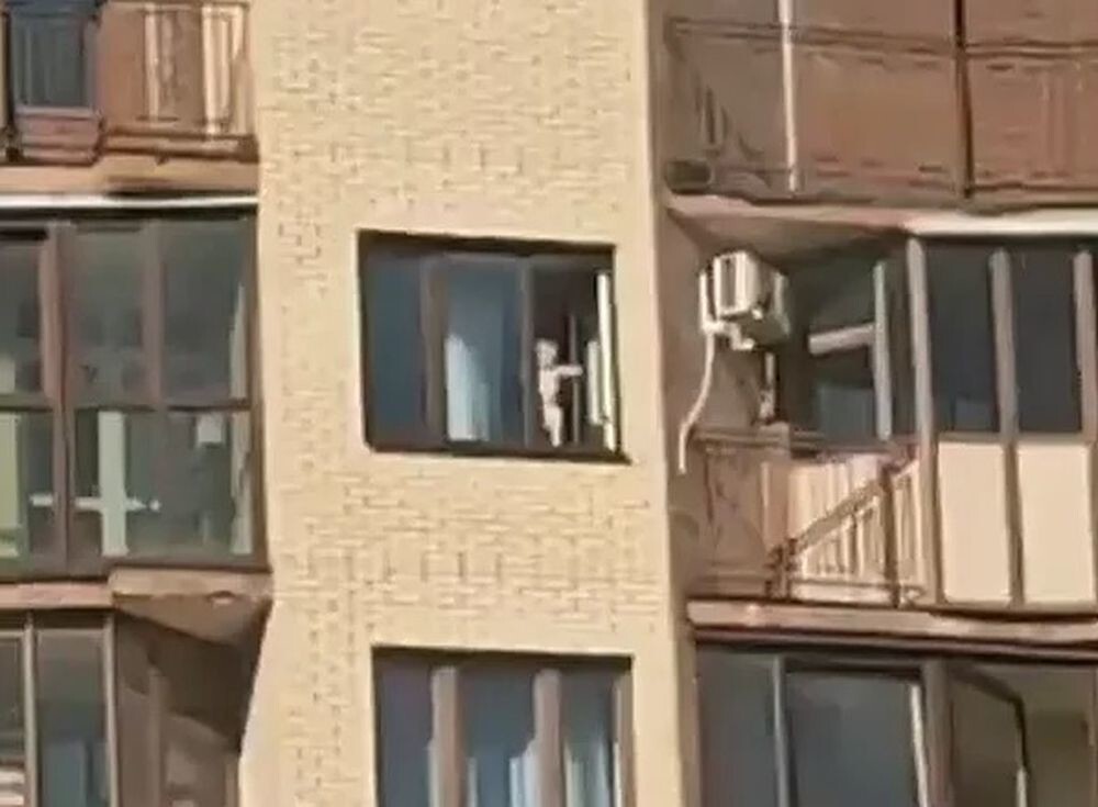 Маленький мальчик чуть не выпал из окна 17 этажа
