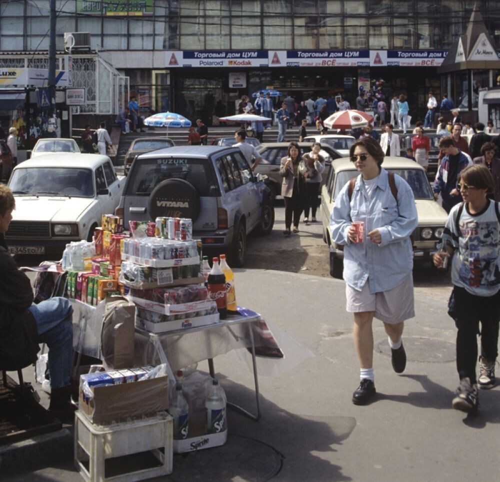 "Модные" парни и уличная торговля в Москве, 1995 год.