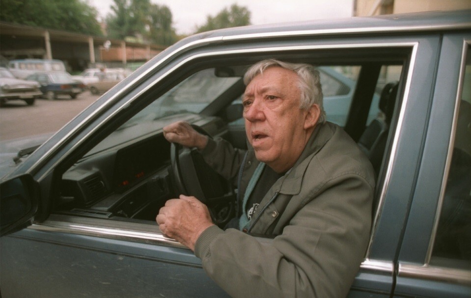 Юрий Никулин едет домой после работы на своем «Volvo». Москва, 1990 год.
