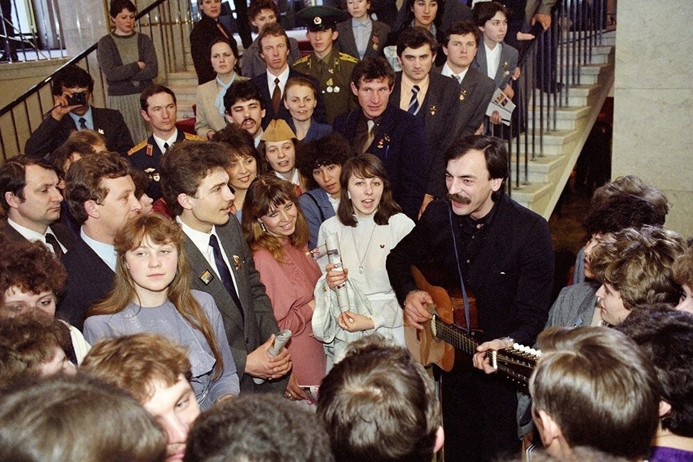 Михаил Боярский с участниками XX съезда Ленинского комсомола, 1987 год