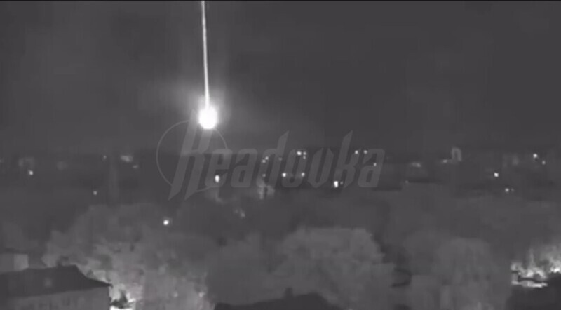 Момент удара «Искандера» по объекту в Чернигове попал на камеры видеонаблюдения