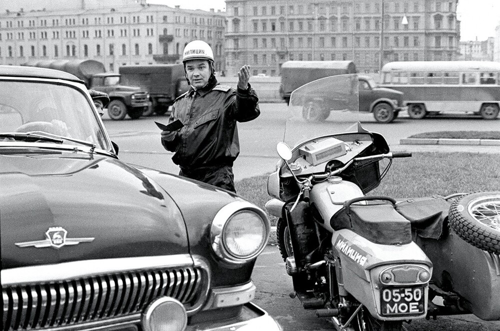 Инспектор 20-го ОРУД-ГАИ, старший лейтенант Н.М. Должиков на Москворецкой набережной.