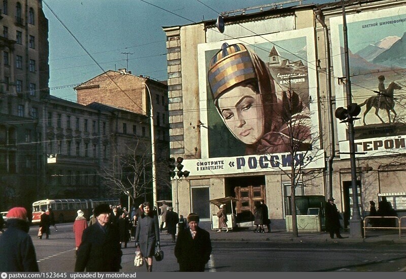 Кинотеатр "Центральный" на углу улицы Горького ( Тверская) и проезда Скворцова-Степанова ( Большой Путинковский переулок).