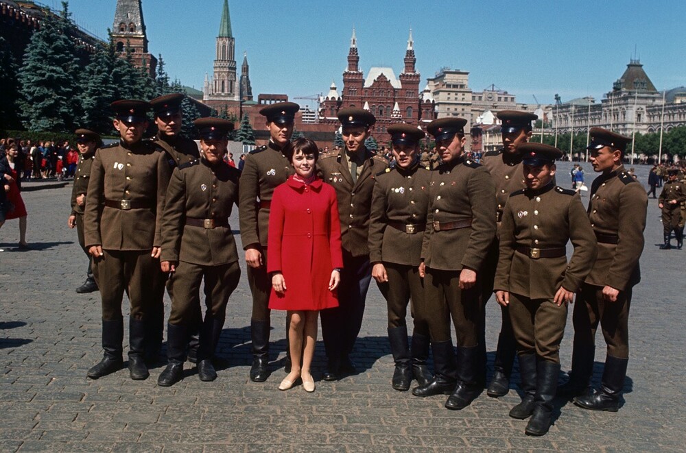 В 1967 году Москву посетила французская певица Мирей Матье. И заодно сфотографировалась с солдатами на Красной площади.