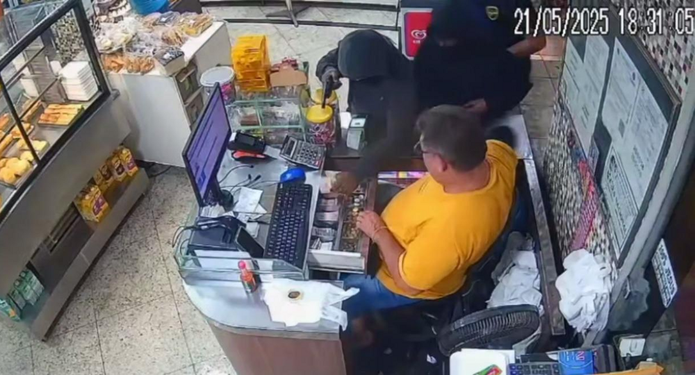 Смелый бразильский кассир
