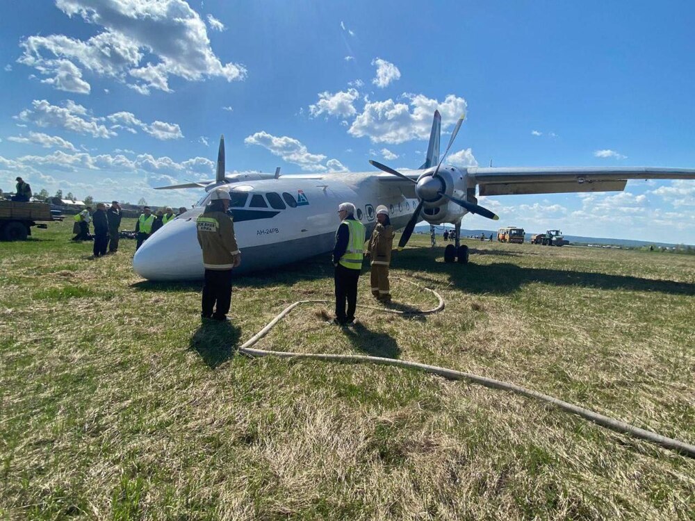 Жесткая посадка самолета Ан-24 в Иркутской области