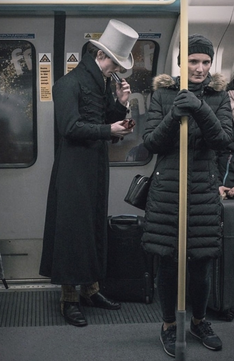 Персонаж другой эпохи попал в современное метро