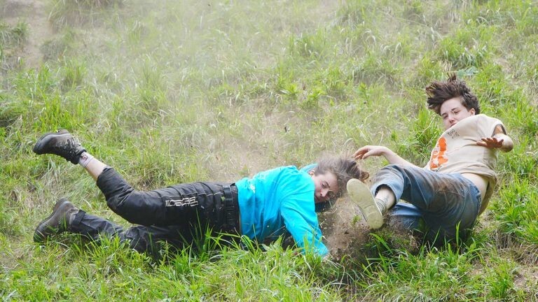 В Англии прошёл традиционный забег с горы за головкой сыра