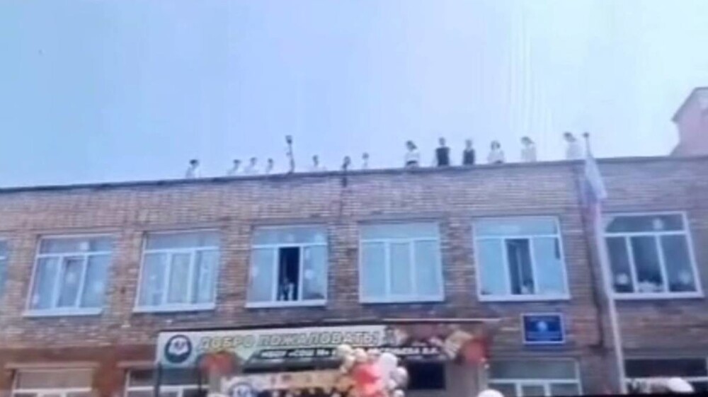 Школьники станцевали на крыше учебного заведения и нарвались на неприятности
