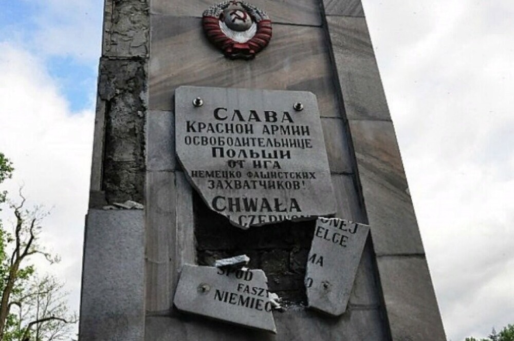 Польское "А нас за що"!!!! Захарова осудила протест Польши из-за демонтажа барельефов в «Медном»