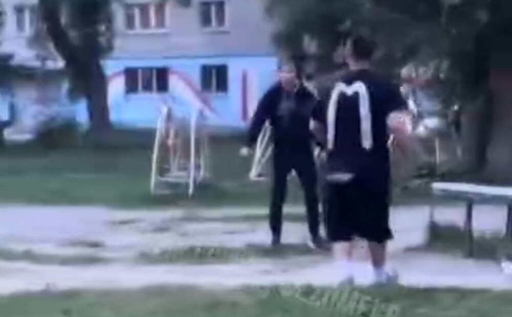 Мужчина с ножом попытался напасть на подростков и получил отпор