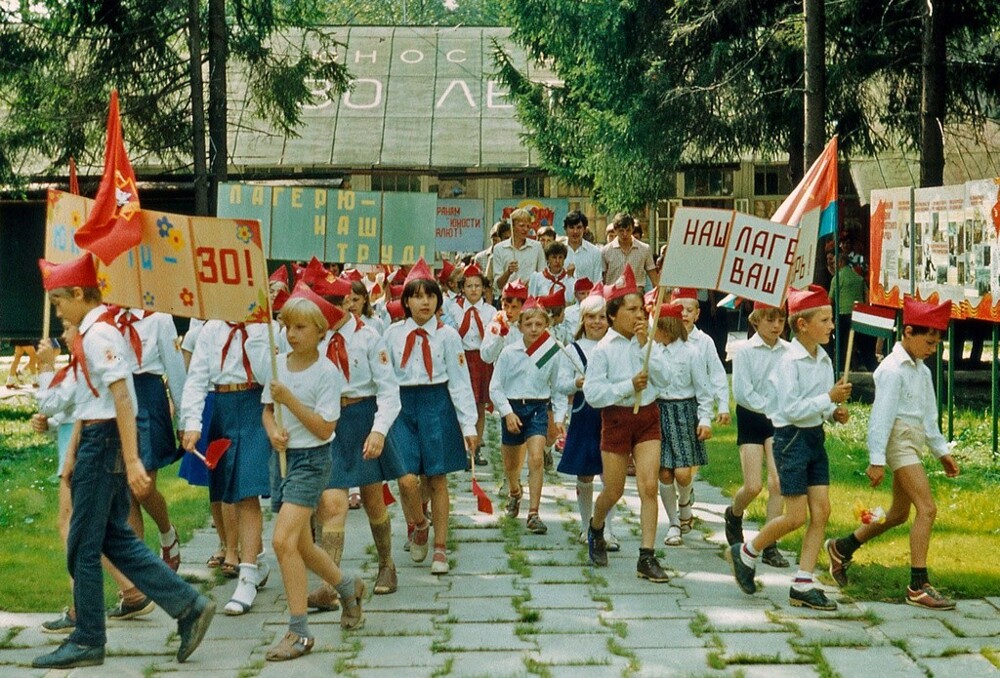 Открытие торжественной линейки. Пионерлагерь «Юность» московского завода «Эра». Лето 1985 г. Автор: Павел Сухарев. Московская область, дер. Федчино.