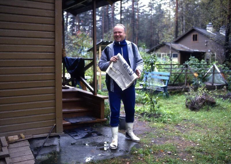 Председатель Выборгского РК КПСС А.С. Ефимов на даче. 1985 год. Автор: Всеволод Тарасевич. Ленинградская область.