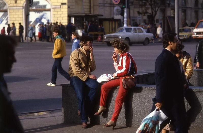Прохожие на Невском проспекте. 1985 год. Автор: Всеволод Тарасевич. Ленинград.