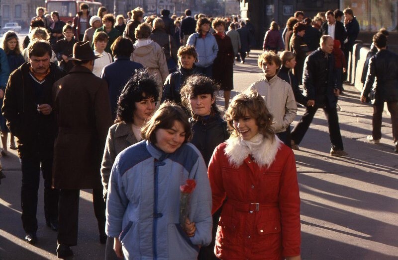 Прохожие на Невском. 1985 год. Автор: Всеволод Тарасевич. Ленинград.