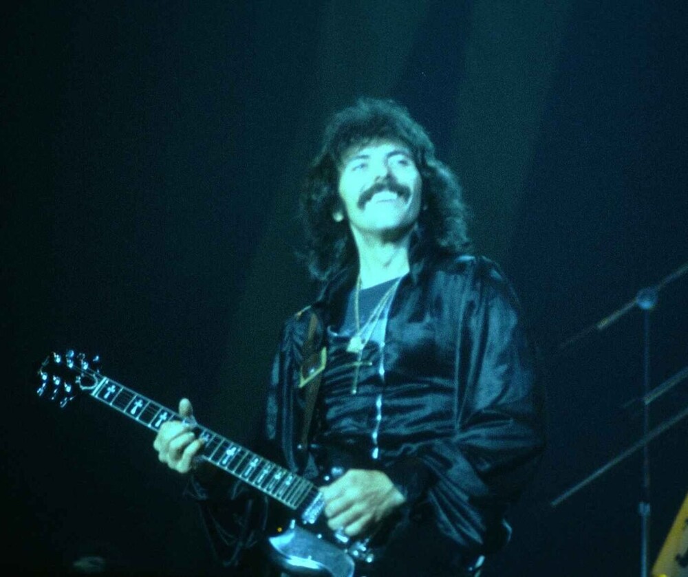 10. Гитарист Black Sabbath лишился кончиков пальцев