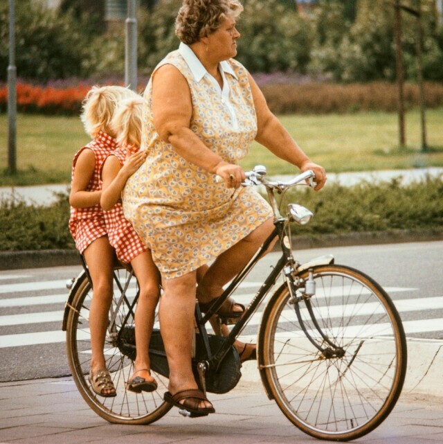 Женщина с детьми на велосипеде (1970-1975)