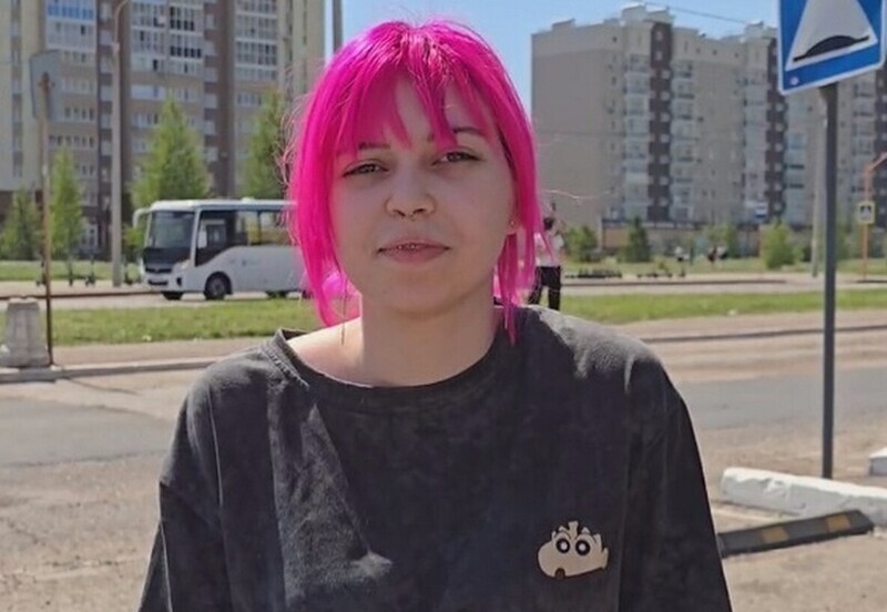 «Чё у тебя с волосами?»: 21-летнюю девушку избили из-за розовой прически