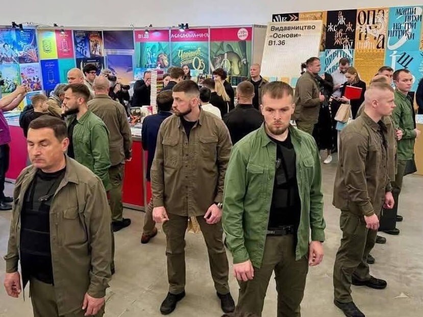 Фото охранников, которые плотно окружили Зеленского на выставке «Книжный арсенал», где Зеленский купил себе книгу «Убить тирана»