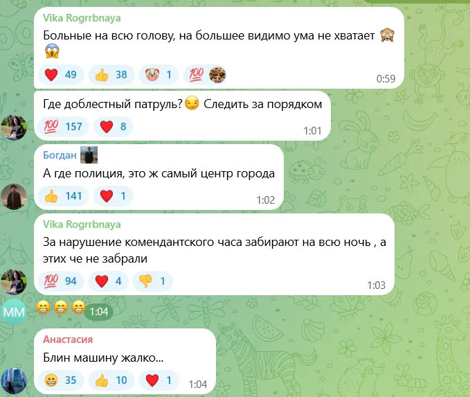 Девушки устроили развратный танец на машине