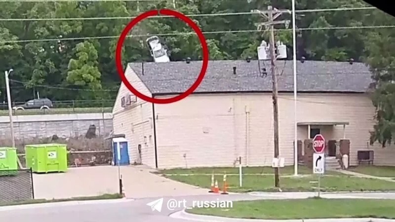 В США машина вылетела с дороги и упала на крышу здания